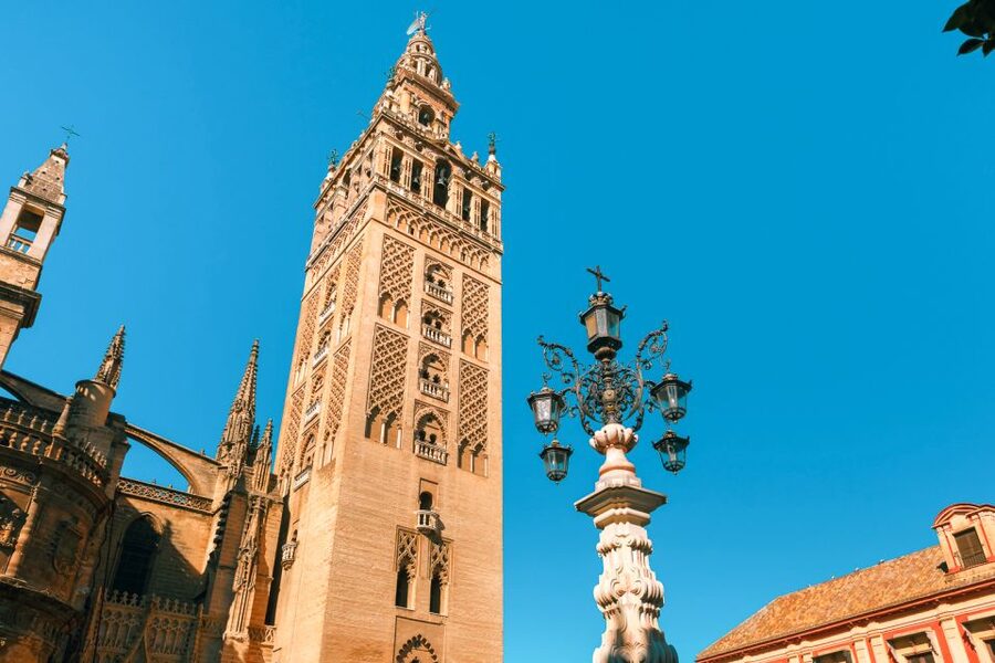 Seville: Alcázar, Cathedral & Giralda Fast Track Guided Tour - Entering the Royal Alcázar through the palace complex
