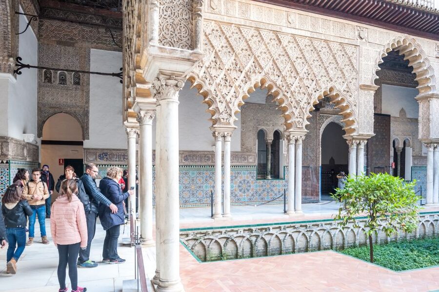 Seville: Alcazar Guided Tour with Entrance - The 90-minute route through a layered palace