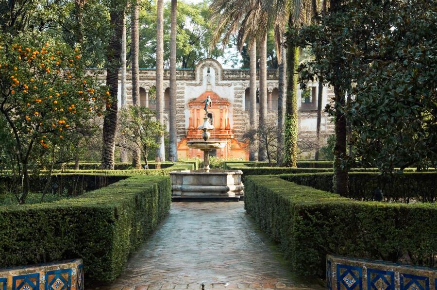 Seville: Alcazar Skip-the-Line Guided Tour with Tickets - Patio del León and the first layers of the palace