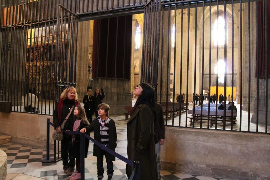 Seville: Cathedral and Giralda Skip-the-line Guided Tour - Meeting the guide in Plaza Virgen de los Reyes