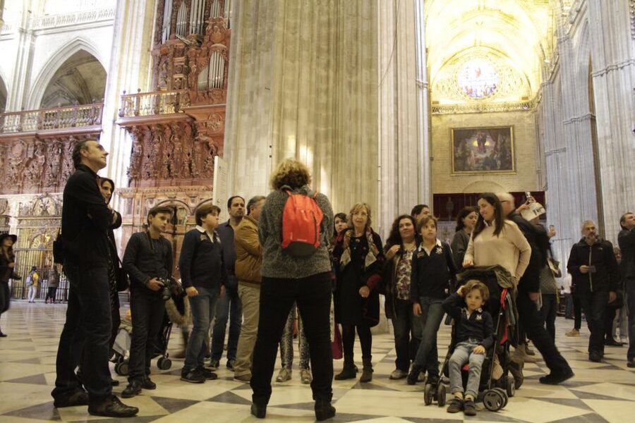 Seville: Cathedral and Giralda Skip-the-line Guided Tour - Crowds, clothing, and comfort