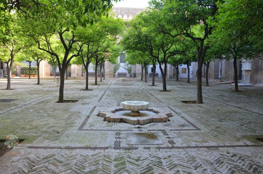 Seville: Cathedral, Giralda, and Royal Alcázar Guided Tour - Seville Cathedral, about one hour among Gothic giants