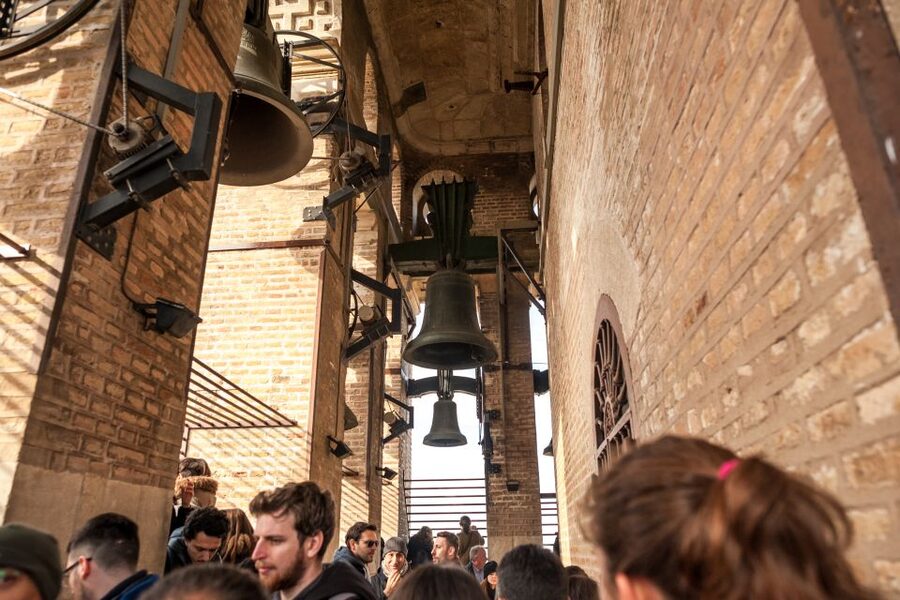 Seville: Cathedral Guided Tour with Priority Access - What the guides add to the experience