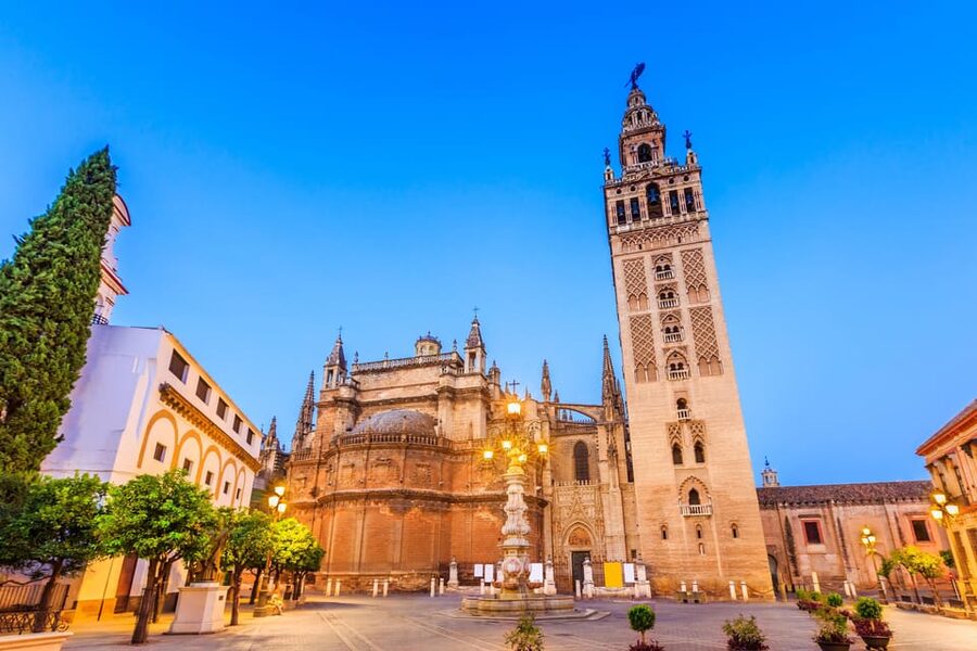 Seville: Priority Access Cathedral & Giralda Tour - Guides, languages, and listening conditions