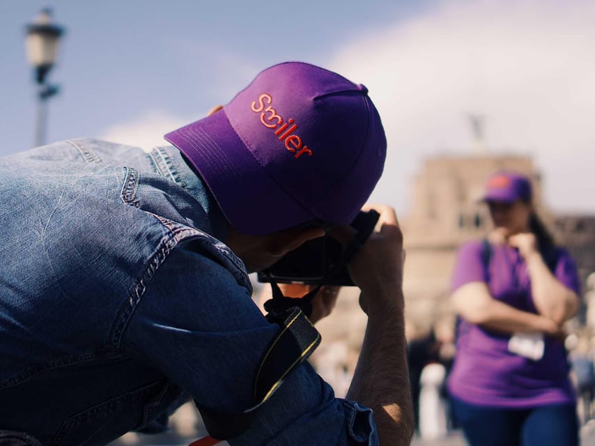 Seville: Professional Photoshoot at Plaza de España - The basic package versus the VIP option