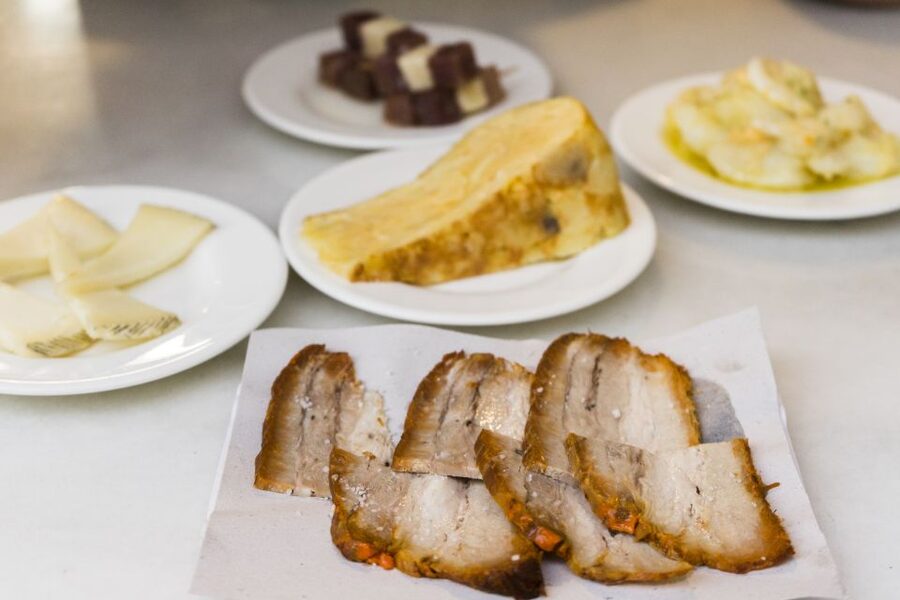 Seville: Tapas Crawl - The five-minute walks between neighborhoods