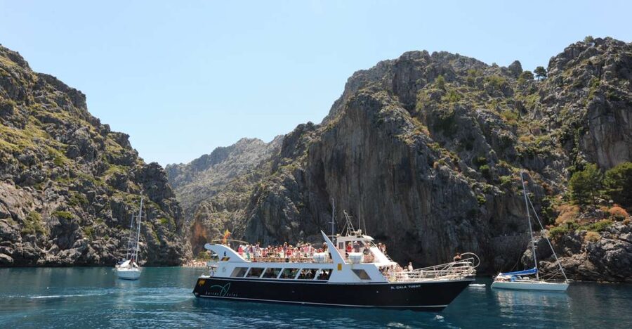 Sóller: Boat Trip to Sa Calobra and Torrent de Pareis - Arriving at Sa Calobra and finding your way around
