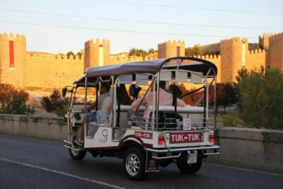 Tour Guiado En Tuk Tuk Recorre Avila De La Forma Mas Comoda