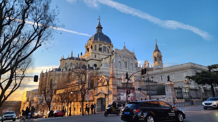 Tour Madrid: Secrets in a Electric Tuk Tuk - Puerta del Sol and the symbols of Madrid