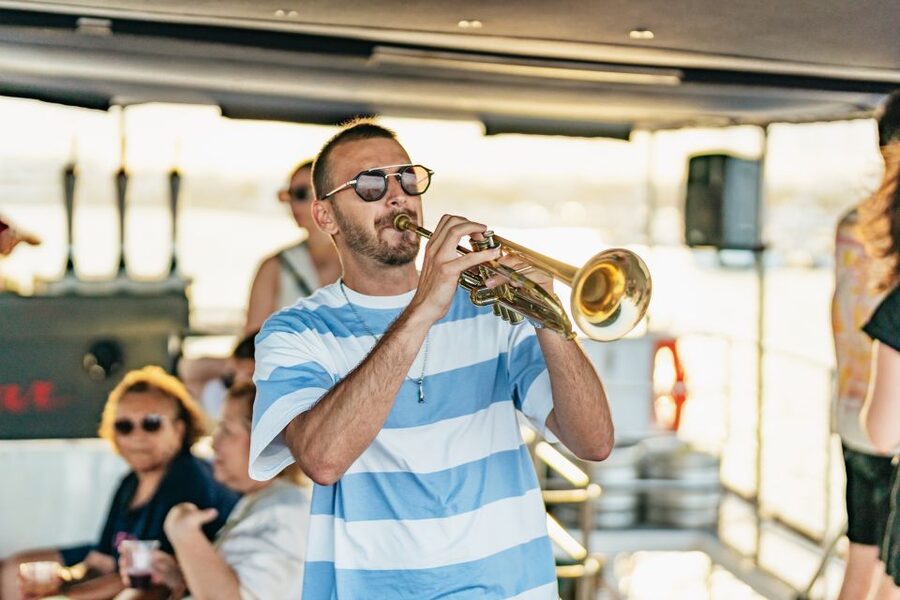 Valencia: Sunset or Daytime Catamaran Cruise with Drink - Sunset views, beaches, and the return to port